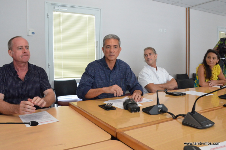 James Cowan, directeur par intérim du centre hospitalier de Taaone, entouré de Frédéric Dock (Cégélec, à sa droite), de Philippe-Emmanuel Dupire, le président de la commission médicale d’établissement du CHPF et de Mareva Tourneux, directrice de cabinet au ministère de la santé.