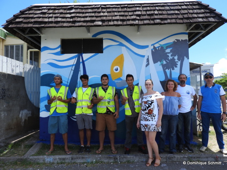 Les lycéens ont présenté ce matin, aux côtés de leurs enseignants, leur jolie fresque collective aux responsables de l'EDT et du Yacht Club de Tahiti.