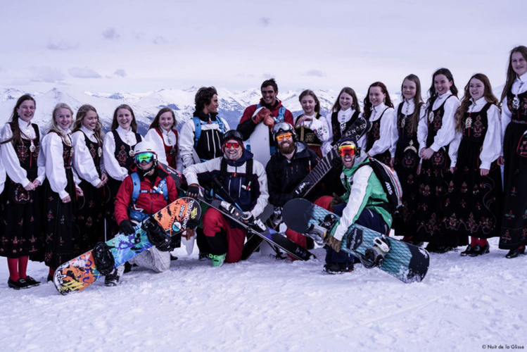 Les bronzés Matahi Drollet et Tikanui Smith font du ski.