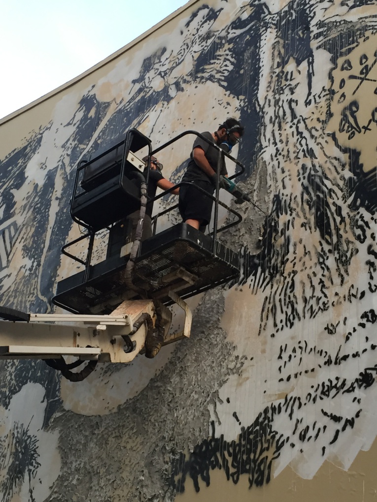 VHILS utilise un marteau-piqueur pour sculpter les murs !