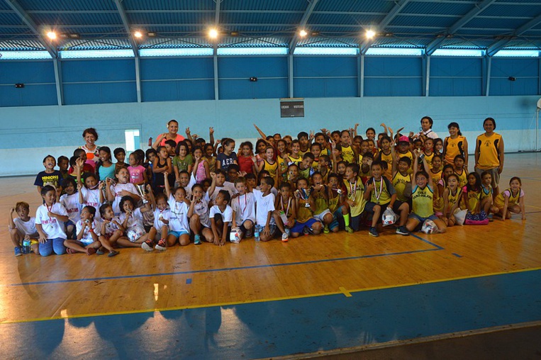 Les élèves de CE1 s'affrontent dans un tournoi inter-école à Poheroa