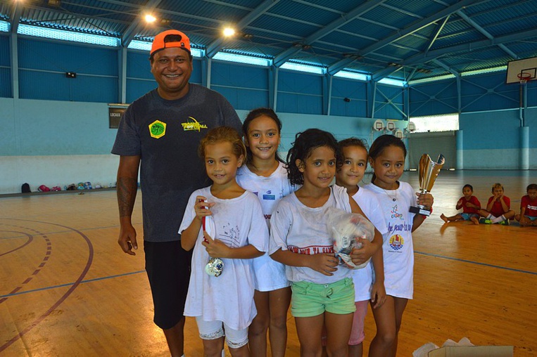 Les élèves de CE1 s'affrontent dans un tournoi inter-école à Poheroa