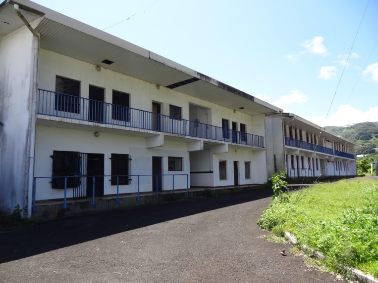 La commune de Taiarapu Est a pu bénéficier de la cession à l'euro symbolique des terrains du fort de Taravao, de la station ionosphérique et du centre d’instruction nautique.