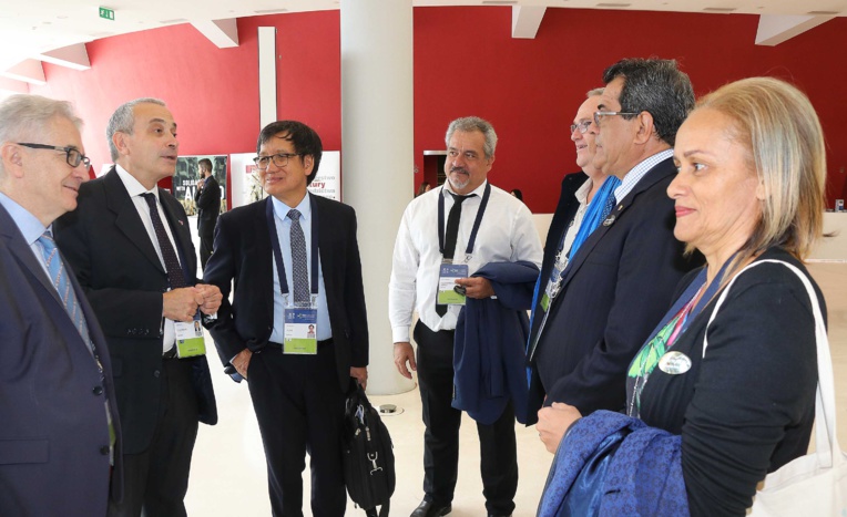 De gauche à droite, le consul général de France à Varsovie, Frédéric de Touchet, l'ambassadeur, délégué permanent de la France auprès de l'UNESCO, Laurent Stefanini, le directeur de cabinet du ministre de la Culture, Maurice Yune, le ministre de la Culture, Heremoana Maamaatuaiahutapu, le chef de service adjoint du Service de la culture, Francis Stein, le président de la Polynésie française, Edouard Fritch, et le chef du service de la culture, Hiriata Millaud.