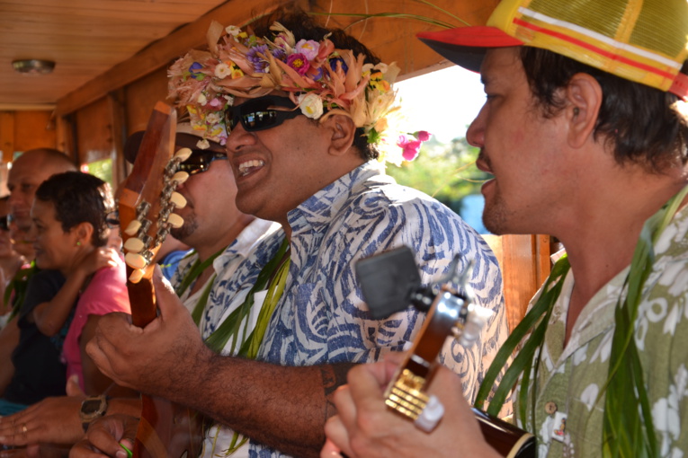 Festif, le voyage sera rythmé par les sons des ‘ukelele et les chants des musiciens.