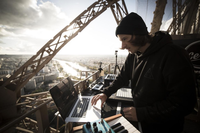 L'artiste a déjà assuré, le 17 octobre dernier, un show exceptionnel depuis le deuxième étage de la Tour Eiffel.