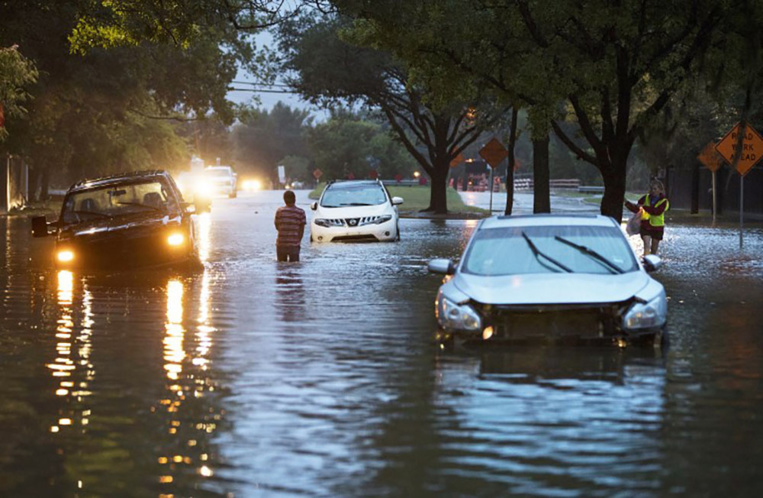 Harvey: les eaux continuent de monter au Texas, "du jamais vu"