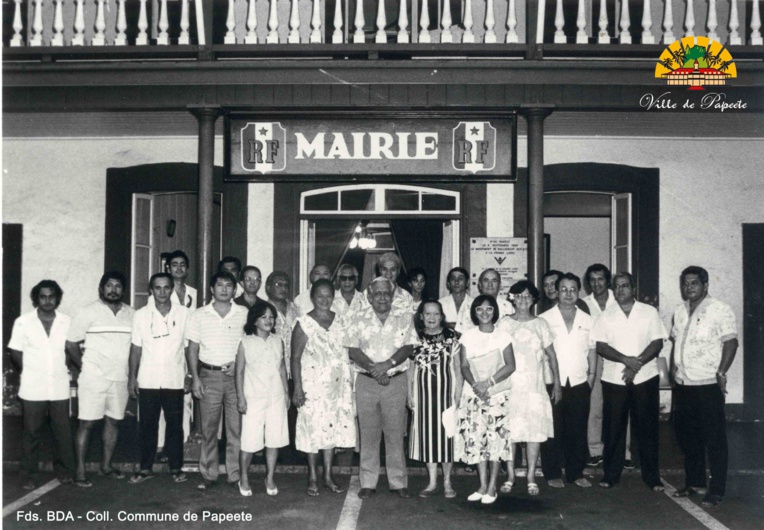 Louise Carlson (ici à droite de Jean Juventin) avait été tāvana de Papeete de 1993 à 1995. Elle est décédée mardi à l'âge de 87 ans.