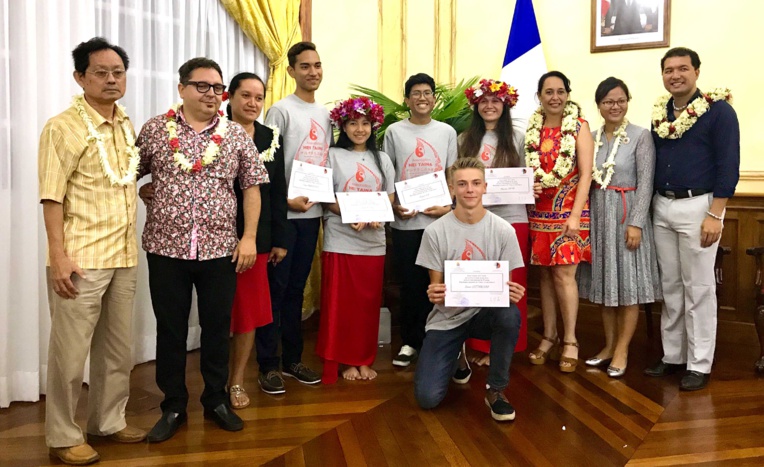 Les cinq lycéens boursiers de ce programme linguistique partent vendredi pour 10 mois d’immersion linguistique au lycée international de Wenling, dans la Province du Zhejiang près de Shanghai, en Chine. (Photo : service de presse de la Présidence)