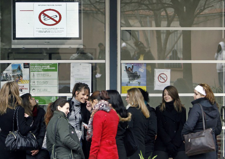 Lycées/sécurité: Matignon refuse d'assouplir l'interdiction de fumer