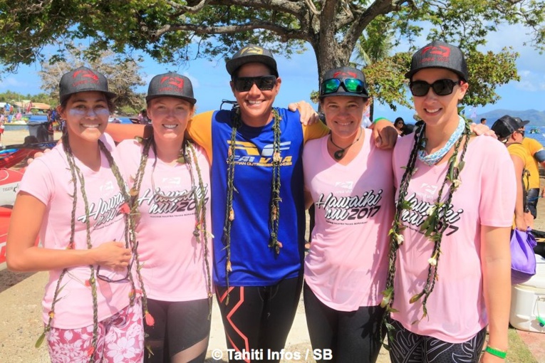 Hinatea Bernadino avec les rameuses hawaiiennes