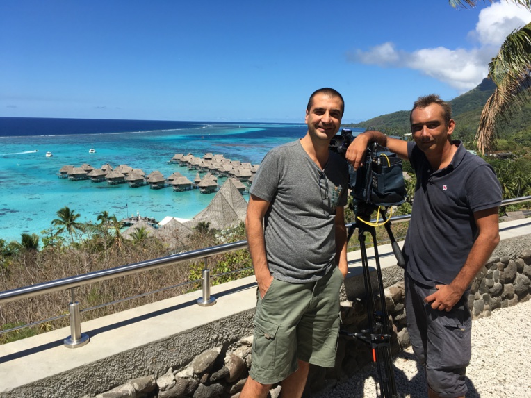 David Martin et le caméraman Gautier Delobette en tournage à Moorea.