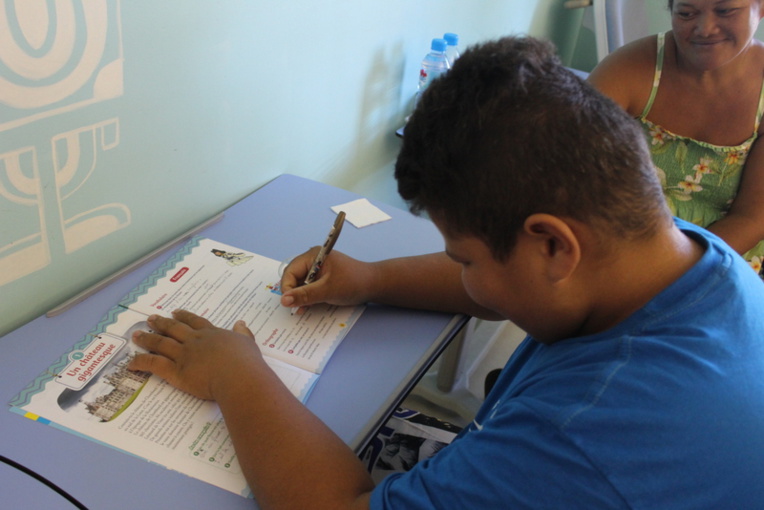 Petits devoirs pour Teroitu, 11 ans et élève de CM2, dans sa chambre d'hôpital.