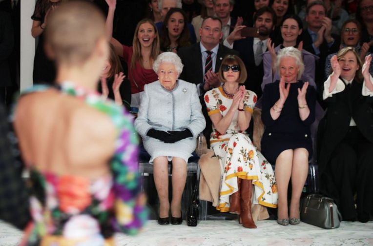 Elizabeth II pour la première fois à la Fashion Week de Londres