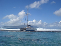 Un catamaran immatriculé à Sète sur le platier près de la passe de Taha'a