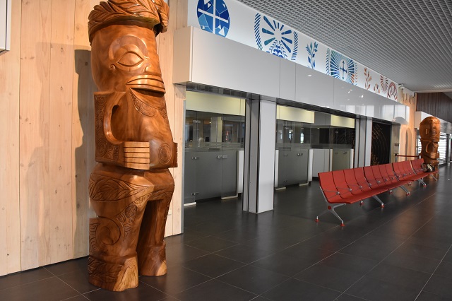 Deux tiki monumentaux, de 800 kilos, sculptés d'un seul bloc dans de troncs de maru maru par Teiki Ah Scha et prénommés Heinaki et Teaiki, accueilleront désormais les passagers dans la salle où arriveront leurs bagages.