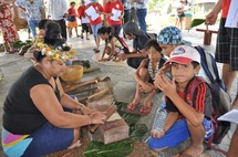 Ouverture officielle du village des artisans dans les jardins de Paofai ce matin.