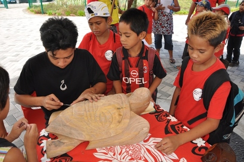 Ouverture officielle du village des artisans dans les jardins de Paofai ce matin.