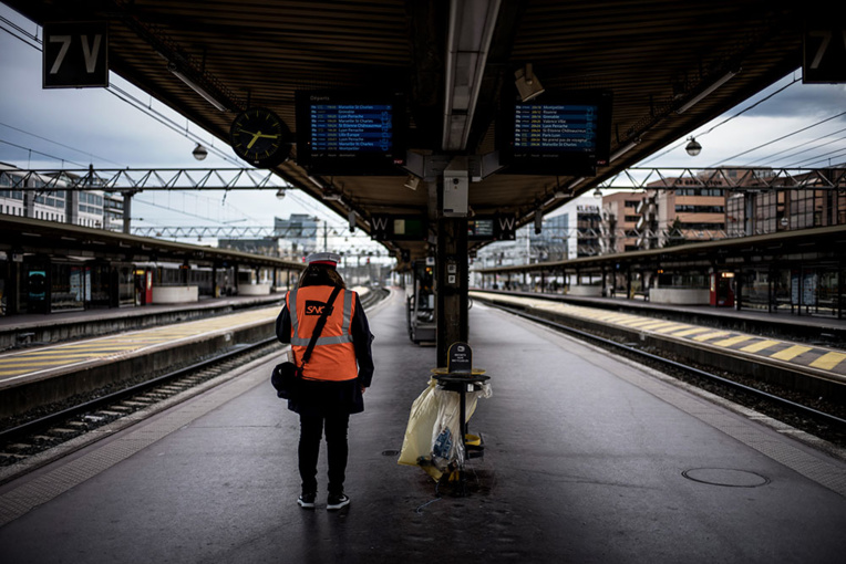 La grève SNCF démarre fort, le gouvernement "tiendra bon", les usagers s'adaptent