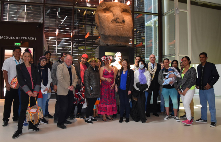 Des Polynésiens en évasan visitent le Musée du Quai Branly