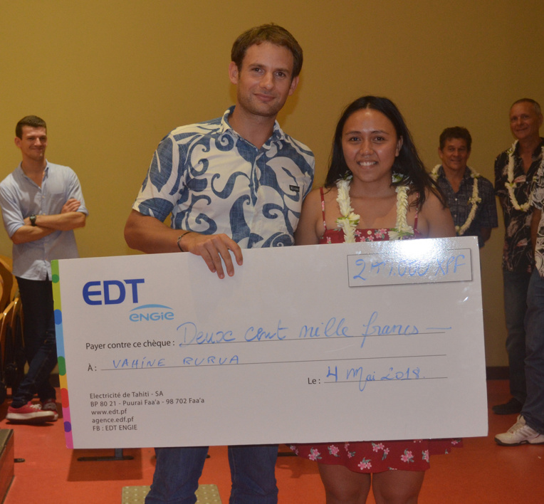 Vahine Rurua a reçu le premier prix pour son travail sur la "Biodiversité et l'exploitation des ressources marines en Polynésie française