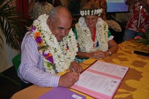 N° 2 : Béatrice VERNAUDON, maire de Pirae et Otone PAKAINA, 1er adjoint au maire de Païta signent l’intention de jumelage qui officialise les fiançailles des deux communes.