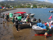 beaucoup de bateaux ont été mobilisés pour acheminer les déchets vers le lieu de ramassage