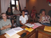 Parmi les personnalités, on remarquait notamment la présence de madame Agnès JAGUENEAU représentant le Haut-commissaire (à gauche), madame la ministre Teura IRITI et madame Armelle MERCERON