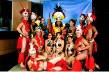Theo est les danseurs du Show Tahiti Nui