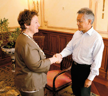 Image d'archives: Anne Bolliet lors de sa visite à Gaston Tong Sang