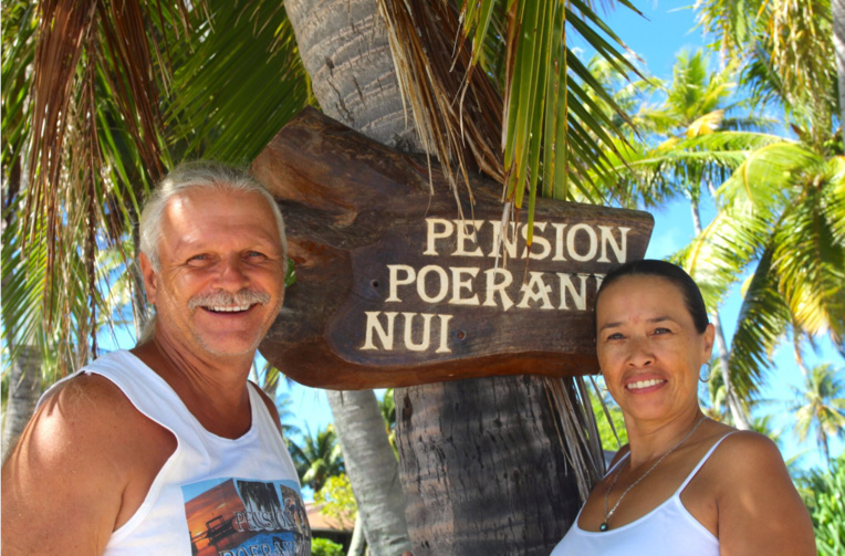 Aracely et Manu, les propriétaires de Poerani Nui ; lui est Suisse, elle est Colombienne.