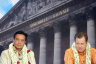 photo d'archives AFP: Michel Buillard et Bruno Sandras, les deux députés de Polynésie française devant l'assemblée nationale