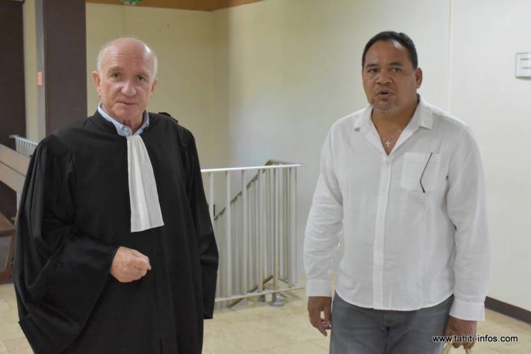 Le maire de Nuku Hiva, mardi au palais de justice, en compagnie de son avocat, Me Benoît Malgras.