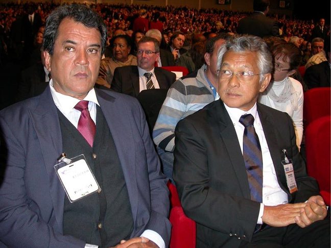 Gaston Tong Sang et edouard Fritch au congrès des maires à Paris.