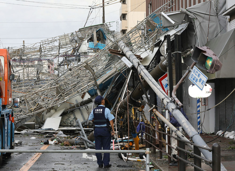Le Japon frappé par le plus violent typhon en 25 ans: au moins six morts