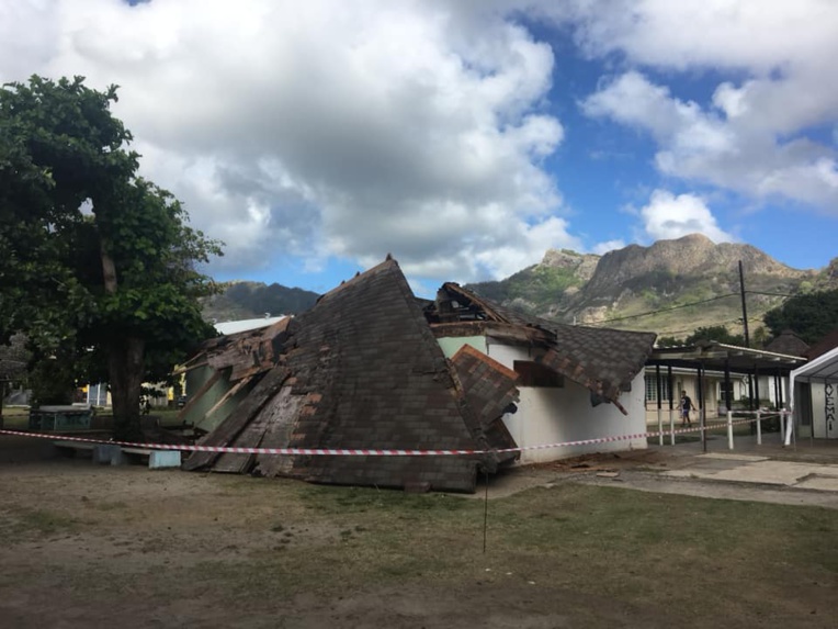 Ua Pou : effondrement du toit du collège