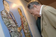 L'ancien Premier ministre Michel Rocard regarde une œuvre célébrant la poignée de main entre le député "caldoche" Jacques Lafleur et le leader indépendantiste kanak Jean-Marie Tjibaou en 1988, exposée au Centre Culturel Tjibaou à Nouméa le 26 ma