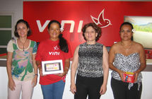 Valérie CHAIZE chargée de communication de Tikiphone, Hinano PUTUA gagnante du 3ème prix (Tablette Huawei), Jeanne GONZALES Responsable de la Boutique Vini du Fare Tony et Lolita RAIHAUTI gagnante d'un Viniphone