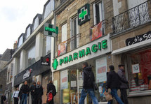 A Auray (56).  Des photos des deux enfants ont été accrochées au-dessus de la pharmacie des grands parents, «aussi en réaction à la banderole des otages journalistes déployée par la ville», reconnaît la famille.