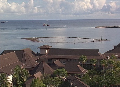le retrait de la mer devant l'ancien Hilton de Tahiti, vendredi matin (images T.Chabrol, TNTV)