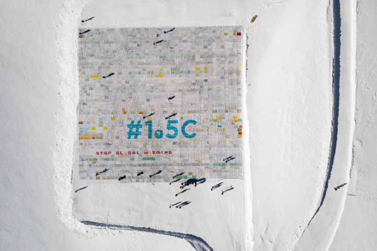 Climat : Record Guinness de la plus grande carte postale sur un glacier suisse