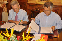 le 29 décembre 2009, signature de l'accord entre Adoplhe Colrat et Gaston Tong Sang