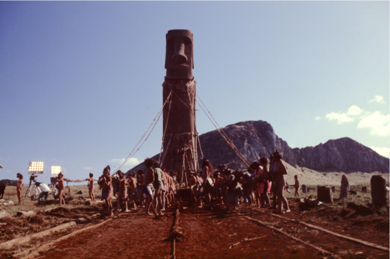 Une photo qui symbolise à elle seule le film, le transport du plus grand moai, le dernier, dans les restes d’une forêt totalement déboisée. A l’arrière-plan, la carrière du Rano Raraku.