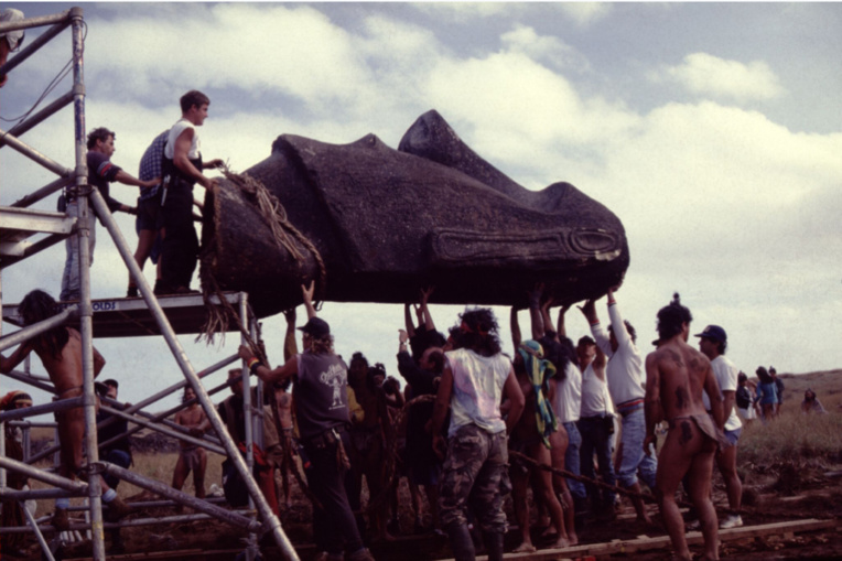 Pour porter un moai, il suffit d’une douzaine de personnes (si le moai est « made in Hollywood…).