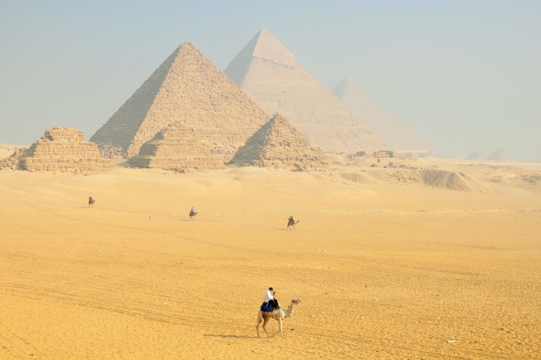 Egypte: polémique autour d'une vidéo d'un couple nu au sommet d'une pyramide