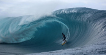 Vetea David l'une des figures du surf tahtien en action sur le spot de Teahupo'o. (WSL / Romuald Pliquet)