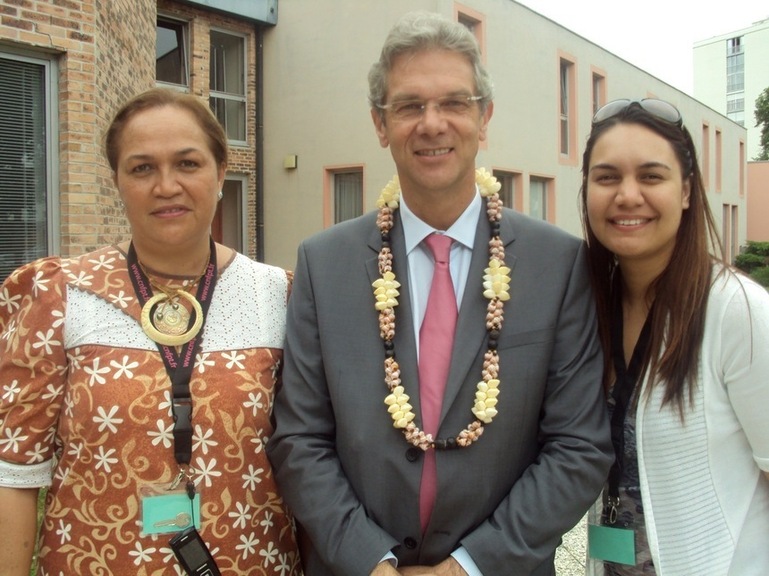Les deux élues du TAVINI posent sur la photo avec le Président du CNFPT (centre national de la fonction publique territoriale)   M. François DELUGA, Député (PS)