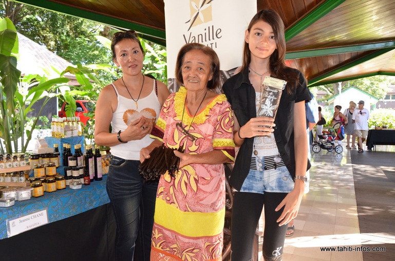 Au centre, Jeanne CHANE, la célèbre préparatrice de vanille de Raiatea, entourée de ses nièces
