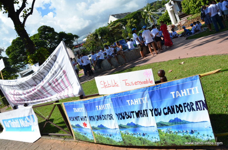 Sit-in des salariés grévistes d'Air Tahiti Nui place Tarahoi