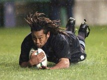 Photo prise le 24 octobre 1999 à Edinbourg de l'ailier Néo Zélandais Tana Umaga lors de la quart de finale Nouvelle Zélande/Ecosse de la coupe du monde de rugby. Son physique de guerrier et ses dreadlocks ont fait de Tana Umaga, titulaire quasi inamovible du XV néo-zélandais depuis 1997, le joueur au monde le plus facilement identifiable sur un terrain de rugby. Ni les spectateurs, ni ses adversaires ne s'y tromperont lors du Mondial-2003 qui débute le 10 octobre en Australie